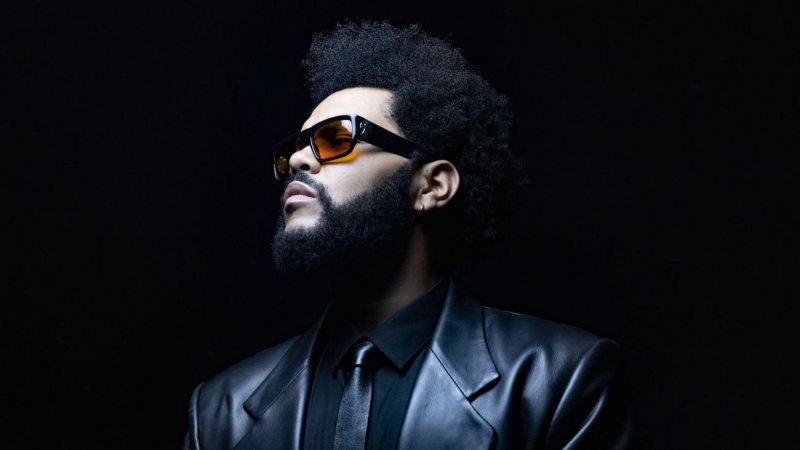 The Weeknd qui regarde la gauche